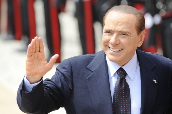 Silvio Berlusconi se rozhodl zůstat v politice. Silvio Berlusconi se rozhodl zůstat v politice.